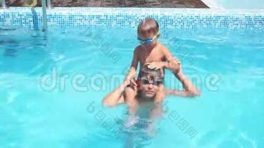 孩子和他的小男孩弟弟在<strong>游泳</strong>池里玩得很开心，慢动作。 <strong>一家人</strong>夏天在<strong>游泳</strong>池里玩。
